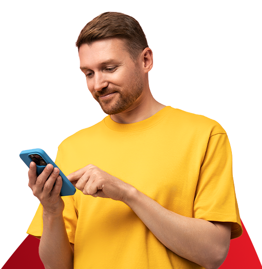 Hombre feliz navegando desde su celular en la app Davivienda