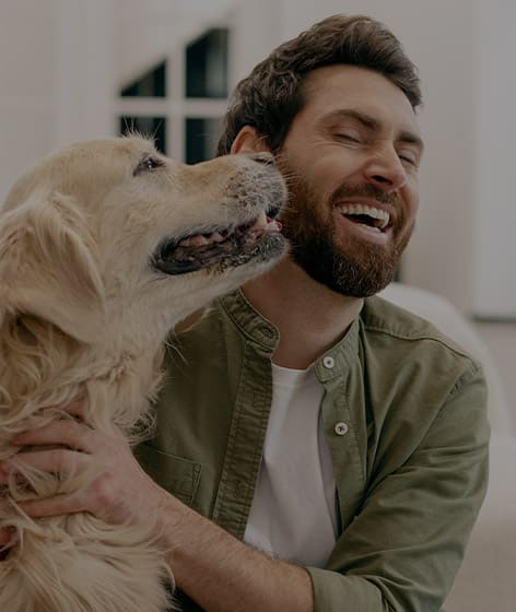 Hombre con su perro felices