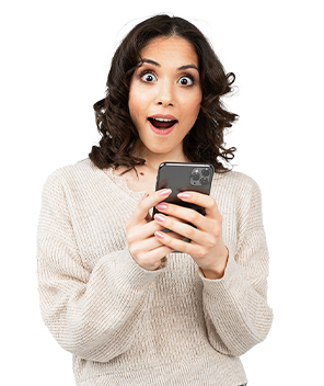 Mujer con Celular - beneficios Tarjeta de Crédito