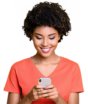 Mujer con Celular - beneficios Tarjeta de Crédito