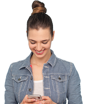 Mujer con Celular - beneficios Tarjeta de Crédito