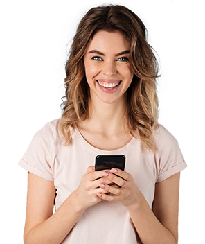 Mujer con Celular - beneficios Tarjeta de Crédito