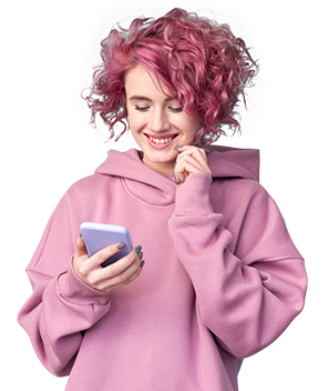 Mujer con Celular - beneficios Tarjeta de Crédito