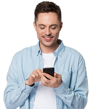 Mujer con Celular - beneficios Tarjeta de Crédito
